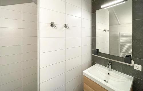 Bathroom, Stunning home in Hoge Hexel with 3 Bedrooms, Sauna and WiFi in Hooge-Hexel