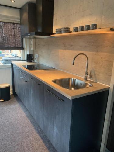 Het Atelier, sfeervolle B&B compleet appartement in hartje Staphorst in Штапхорст