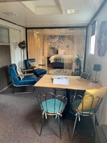 Het Atelier, sfeervolle B&B compleet appartement in hartje Staphorst in Штапхорст