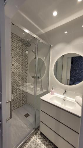 Superior Double Room with Private Bathroom and Balcony image 6