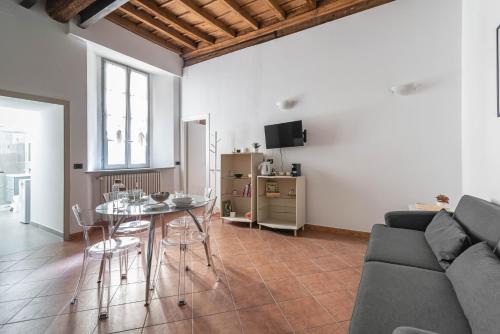  House of Foscolo - Palazzo Cornazzani - by Host4U in Pavia