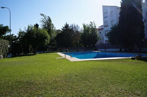 Piso muy moderno para 4 personas y una cuna a 7 min caminando a la playa, con aire, balcón con vistas y 2 piscinas