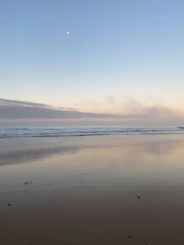 Piso muy moderno para 4 personas y una cuna a 7 min caminando a la playa, con aire, balcón con vistas y 2 piscinas