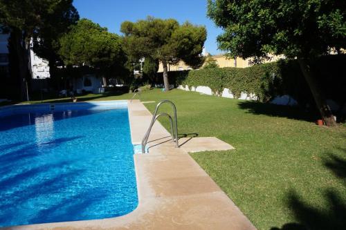 Piso muy moderno para 4 personas y una cuna a 7 min caminando a la playa, con aire, balcón con vistas y 2 piscinas