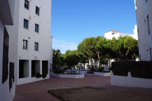 Piso muy moderno para 4 personas y una cuna a 7 min caminando a la playa, con aire, balcón con vistas y 2 piscinas