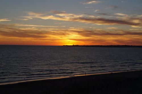 Piso muy moderno para 4 personas y una cuna a 7 min caminando a la playa, con aire, balcón con vistas y 2 piscinas