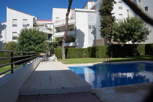 Piso muy moderno para 4 personas y una cuna a 7 min caminando a la playa, con aire, balcón con vistas y 2 piscinas