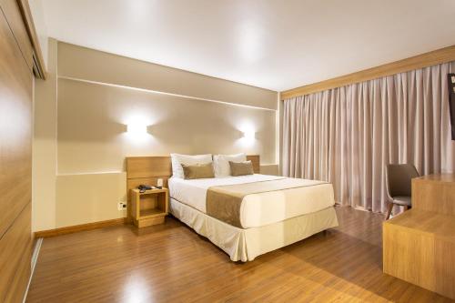 1 queen bed, 3 twin beds