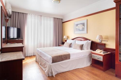1 double bed, 2 twin beds
