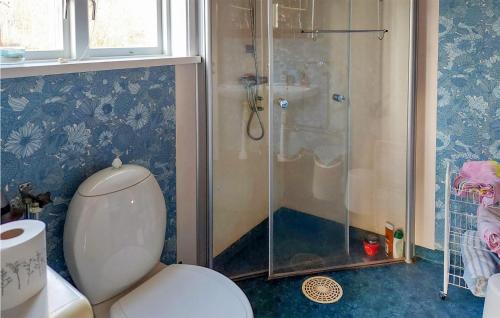 화장실, Lovely Home In Fridlevstad With Wifi in 뢰데뷔