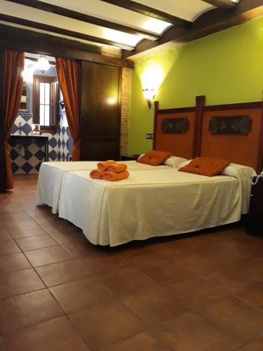 2 twin beds