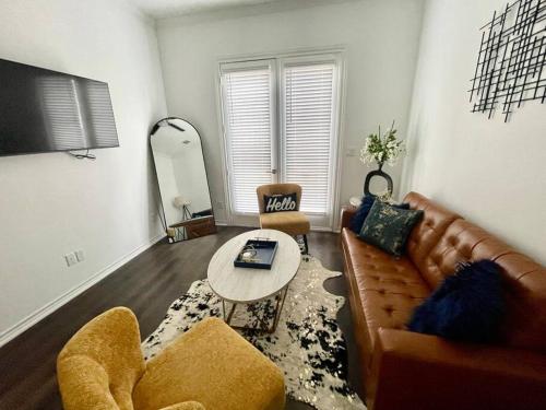 Chic Urban Living Minutes from I-45 and I-610 #A - Accommodation - Houston