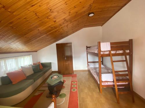 3 twin beds