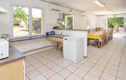 Konyha, Lovely Home In Courry With House A Mountain View in Courry