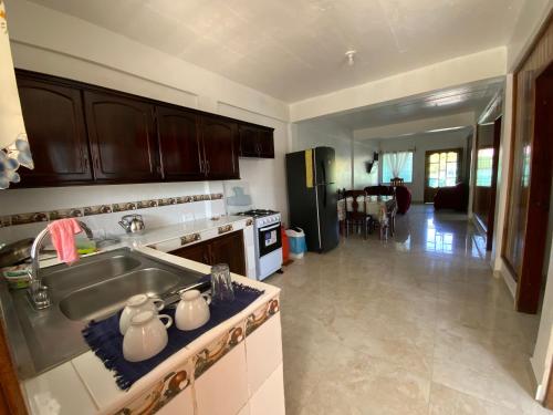 Kitchen, Hostel Casa Verde, Tela Atlantida. in Tela