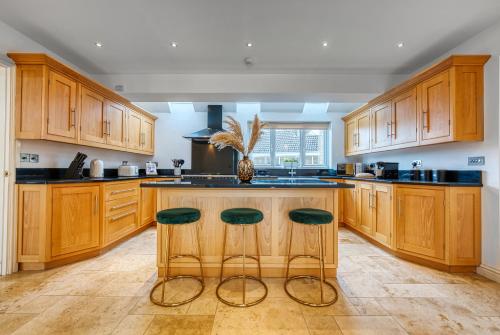B&B Cirencester - Pheasant House by Apricity Property - 5 bedrooms, 2 Bathrooms and a WC, Foosball table, free parking, Garden, Workspace - Bed and Breakfast Cirencester