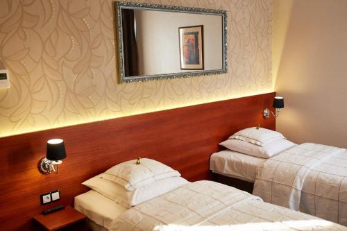 2 twin beds