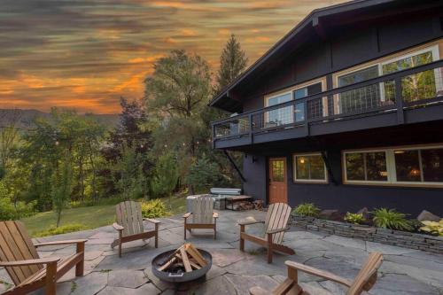 Secluded Chalet with Hot Tub, Mountain View’s