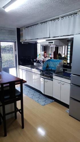 Kitchen, 宮古島ゲストハウス　マウイ in Shigira Beach