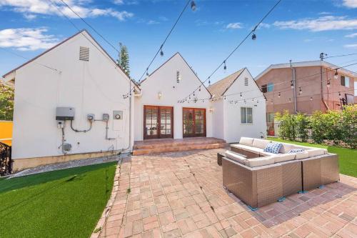Charming 3Bd3Ba Home w Backyard Jacuzzi