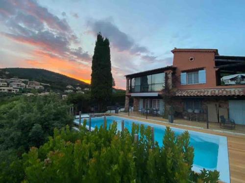 Côte d’azur: Charmante villa, vue mer, piscine,clim,calme 8/10 personnes - Location, gîte - Roquebrune-sur-Argens