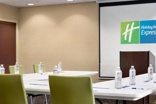 Holiday Inn Express Hotel & Suites Anniston/Oxford, an IHG Hotel