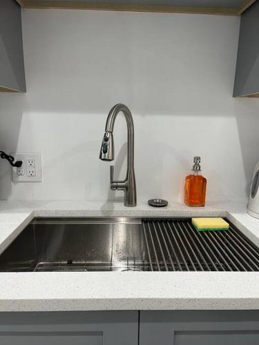 Adorable 2 bedroom with free street parking in North Lawndale
