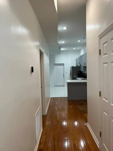 Adorable 2 bedroom with free street parking in North Lawndale