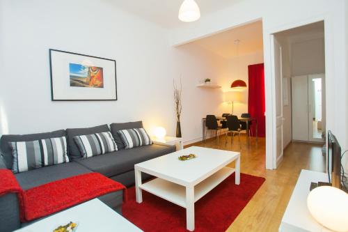 Two-Bedroom Apartment with Balcony and Sagrada Familia Views image 10
