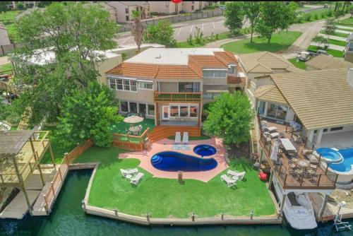 Lake front retreat with pool, spa, golf, fishing, boat slip, 4 bed, 4 bath sleeps 21
