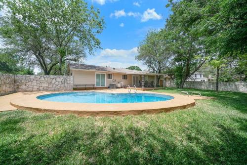 Cheerful 3-bedroom Home with Private Pool!