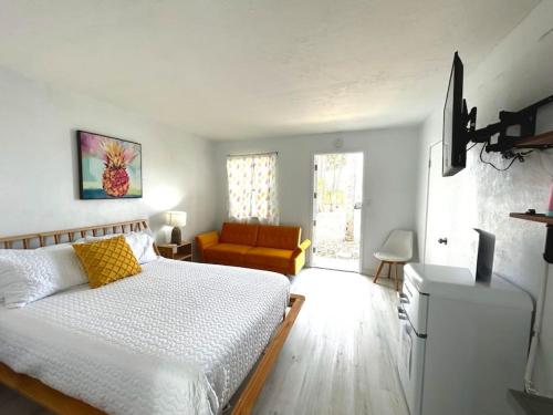 Pineapple Shores Retro Inn 6 in Daytona Beach, USA