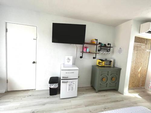 Pineapple Shores Retro Inn 6 in Daytona Beach, USA