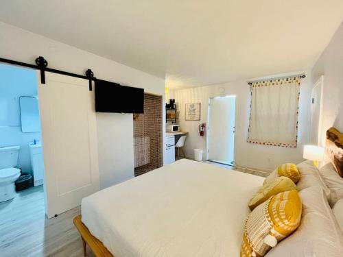 Pineapple Shores Retro Inn 10 in Daytona Beach, USA