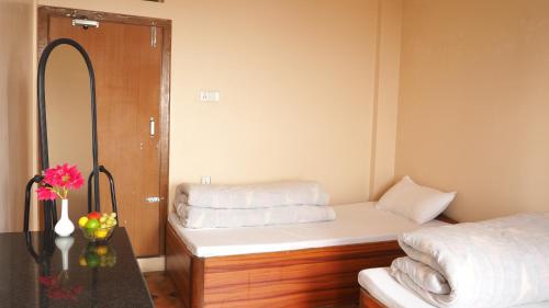 1 double bed, 1 twin bed
