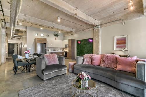 Stylish 2BR Loft |Pool+Views+Valet