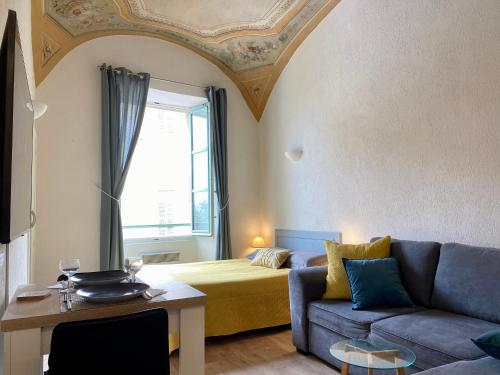 Lovely studio - heart of Menton, near the beach.