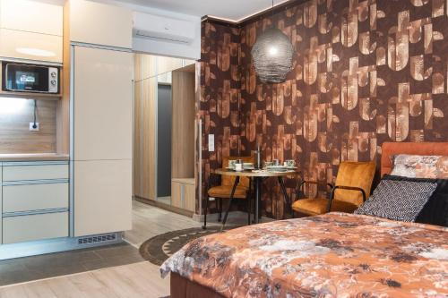 Grand Suites Corvin Room Type - Deluxe king studio with balcony 