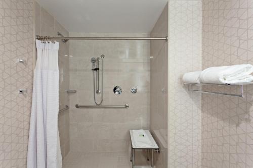 King Room - Mobility Access/Roll in Shower - Non-Smoking