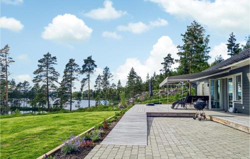 Awesome Home In Smedjebacken With House Sea View