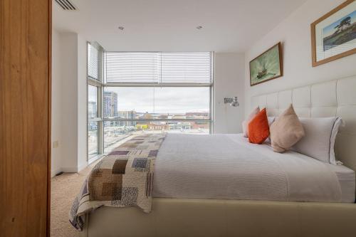Skyline Retreat with Unmatched Panaromic Views and Secure Parking - Apartment - Liverpool