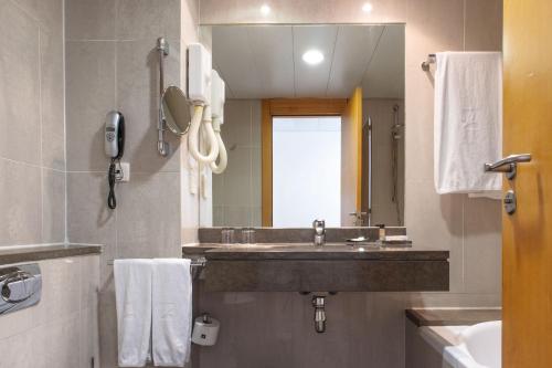 Double or Twin Room with Sea View image 7