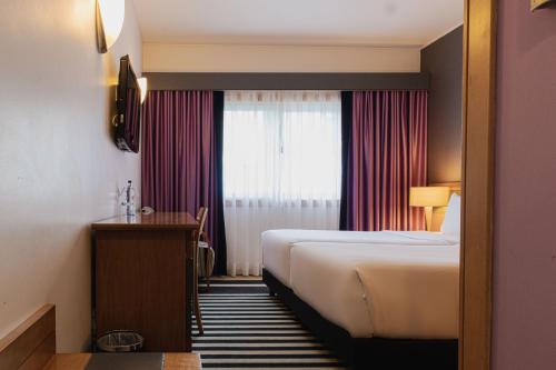 Double or Twin Room image 5