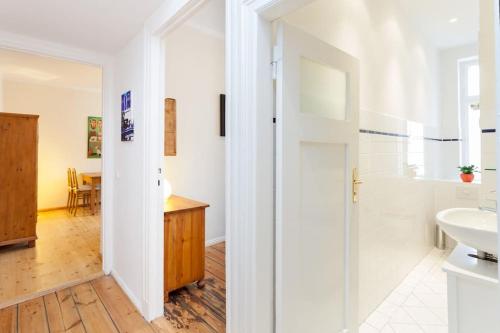 Zentrale Altbauwohnung im Helmholtzkiez, Berlin (Foto 9)