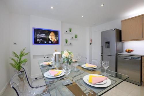 Spacious 4BR City Centre Apartment w/ Free Parking