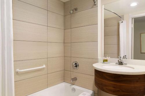 . Days Inn by Wyndham Victoria Airport Sidney