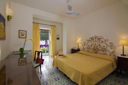 2 king beds, 1 twin bed