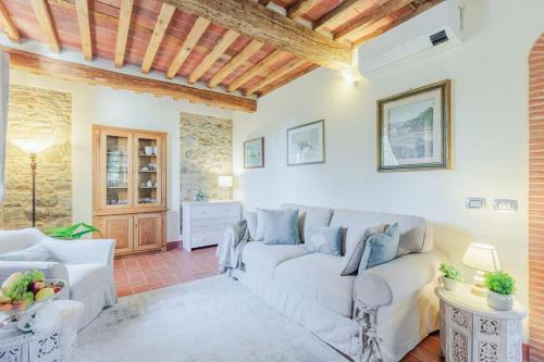 Villa Dondolino a Stylish Farmhouse - image 2