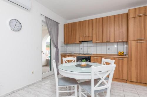 Apartment in Supetar with terrace, air conditioning, W-LAN 3553-4, Supetar (fotografie 8)