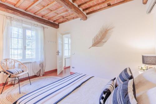 Villa Dondolino a Stylish Farmhouse - image 5